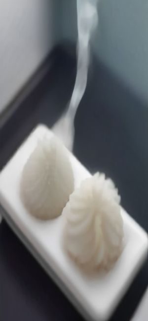 妖精动漫 App 播放器界面，全屏视频播放，底部进度条和控制按钮，画面主体为动画场景